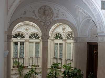 ...per ritrovarci sui vari pianerottoli voltati a botte e elegantemente decorati